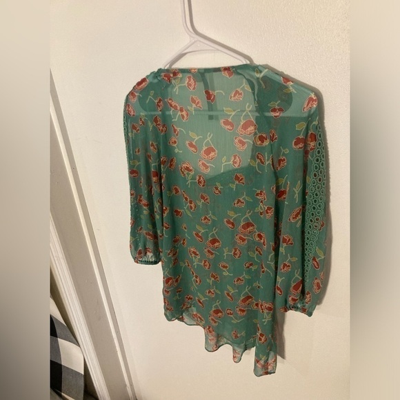 Beautiful Lauren Conrad blouse in size small. Green with flower design - Picture 5 of 5